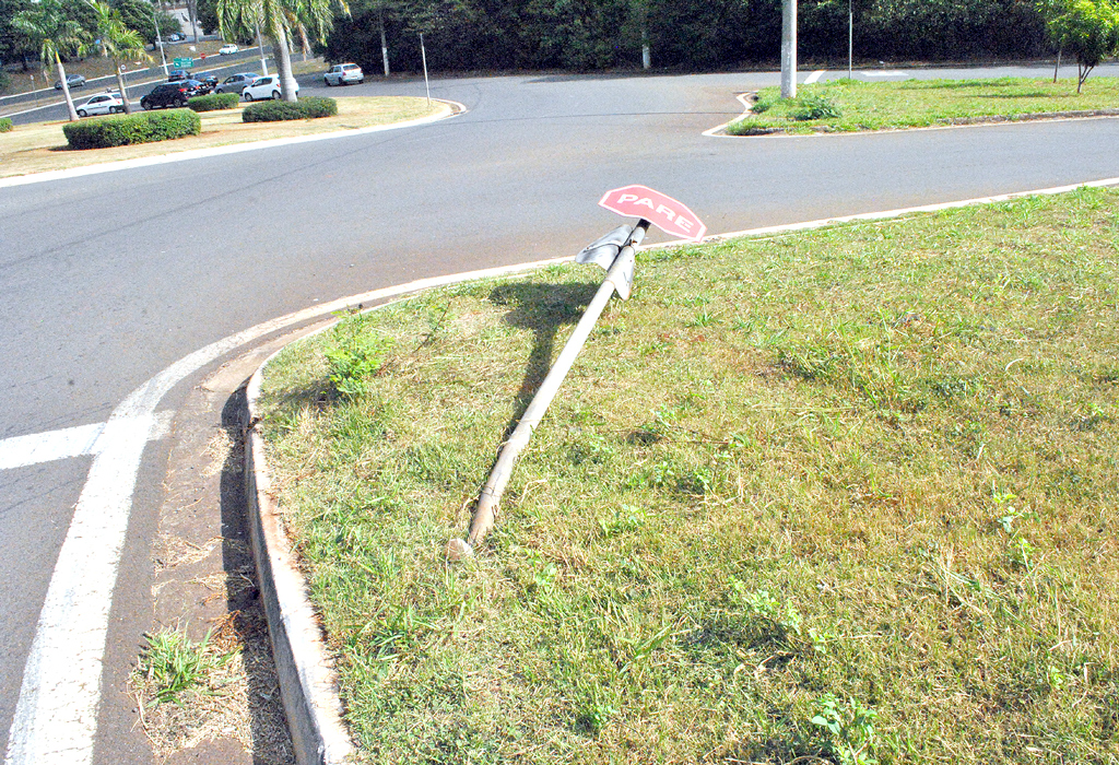 Foto Do Dia - Placa de sinalização de trânsito caída