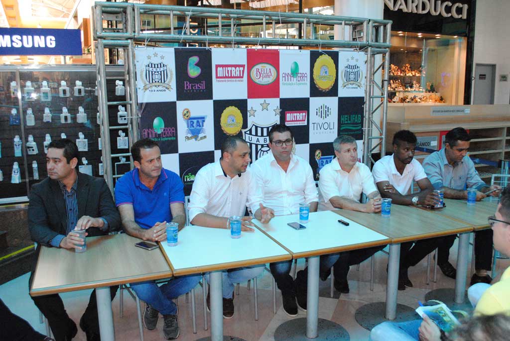 Esporte - Na apresentação de treinador, dirigentes demonstram preocupação com recursos