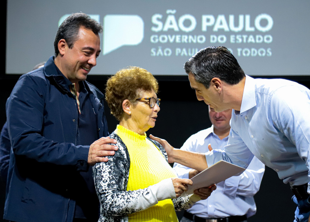 Cidades - Prefeito Rafael Piovezan entrega documento de matrícula de 98 imóveis regularizados pelo “Cidade Legal”