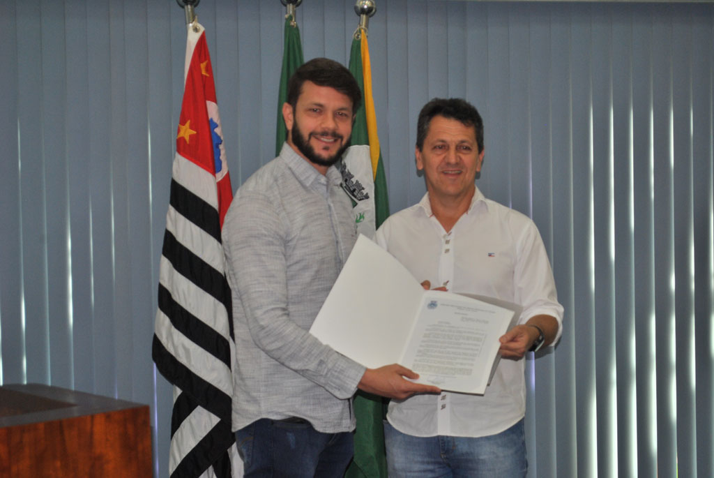 Política - Kadu entrega moção de aplauso a Victor Magalhães 